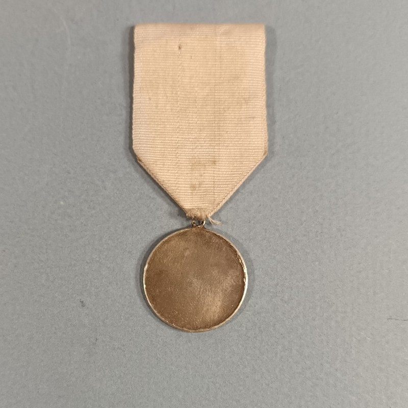 CROIX ROUGE PETITE MEDAILLE COMMEMORATIVE DE LA CREATION DE L'ASSOCIATION DES DAMES FRANCAISES 1879